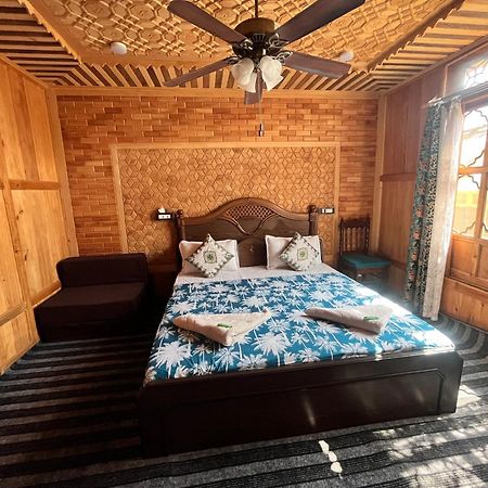 The Heritage Group Of Houseboats Сринагар Экстерьер фото