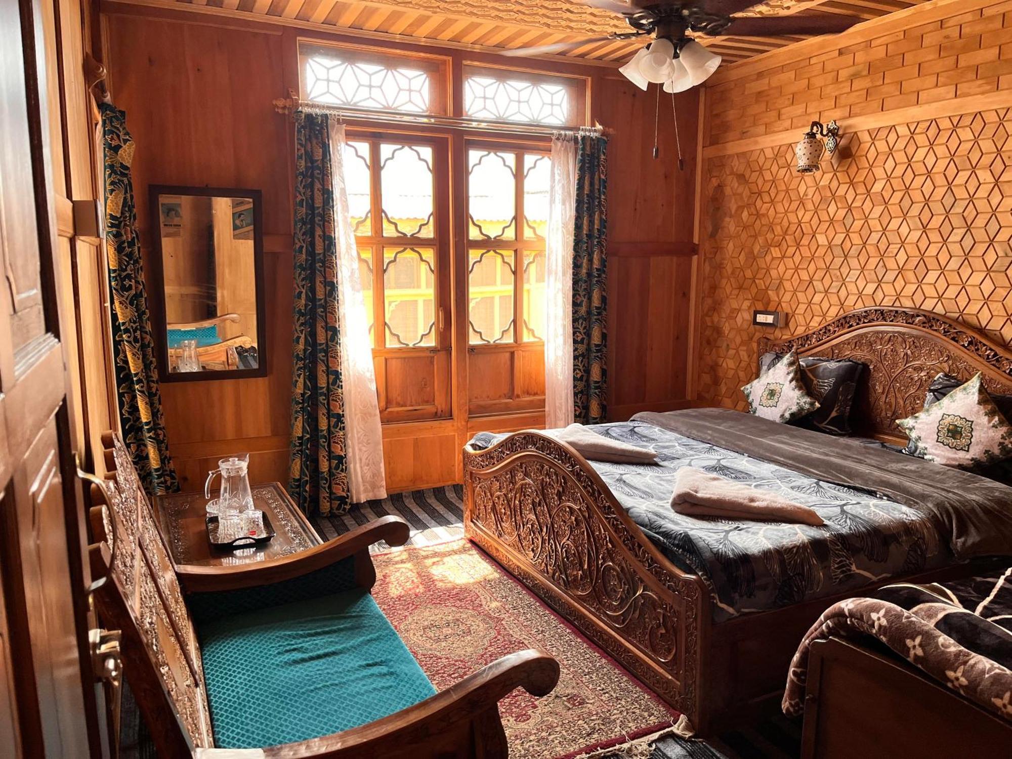 The Heritage Group Of Houseboats Сринагар Экстерьер фото