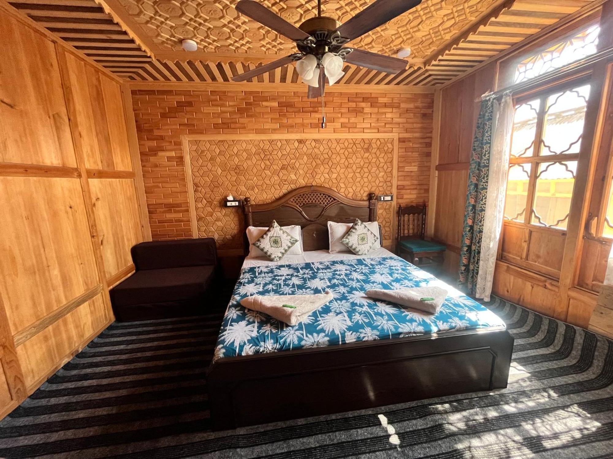 The Heritage Group Of Houseboats Сринагар Экстерьер фото