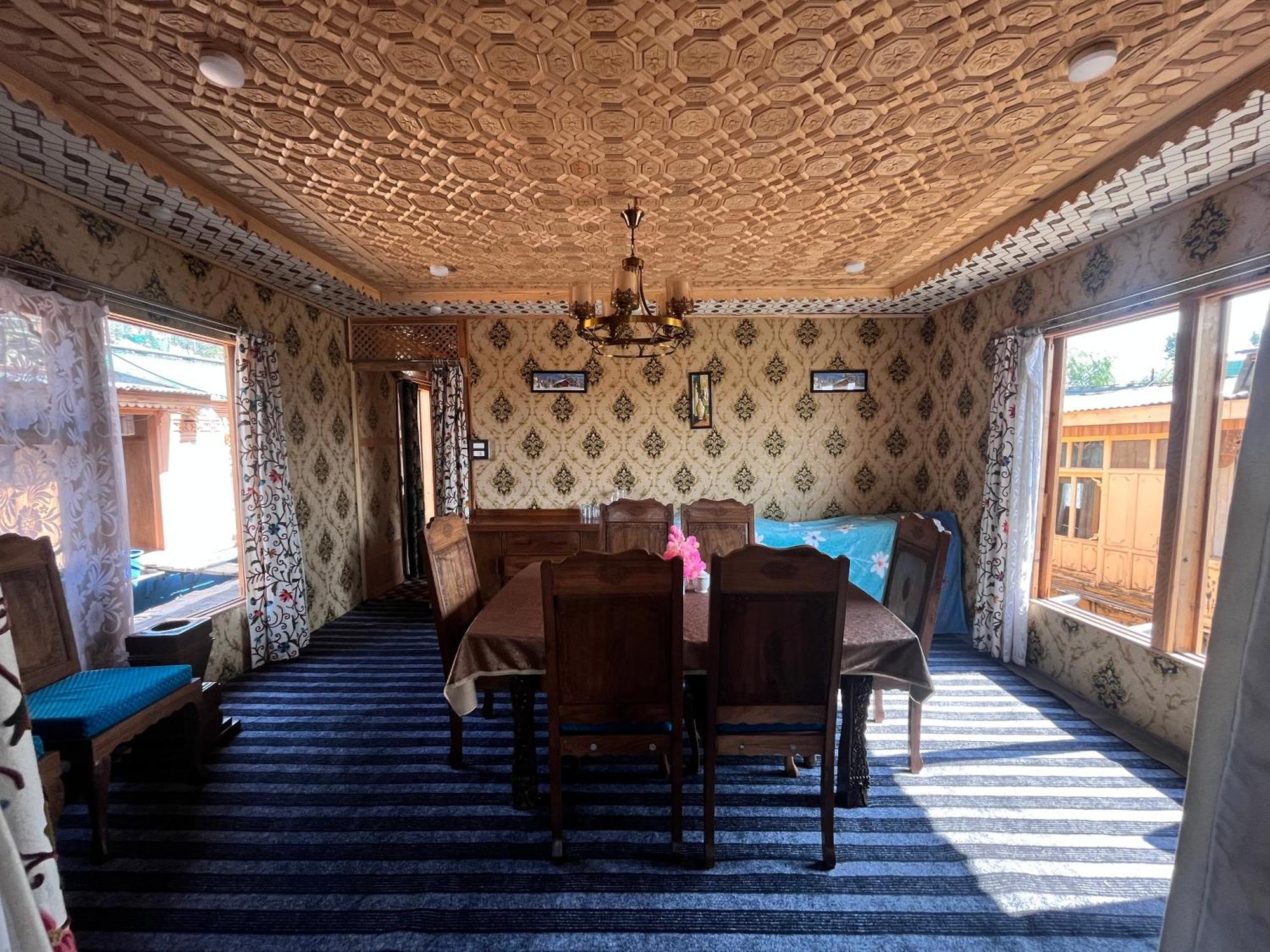 The Heritage Group Of Houseboats Сринагар Экстерьер фото