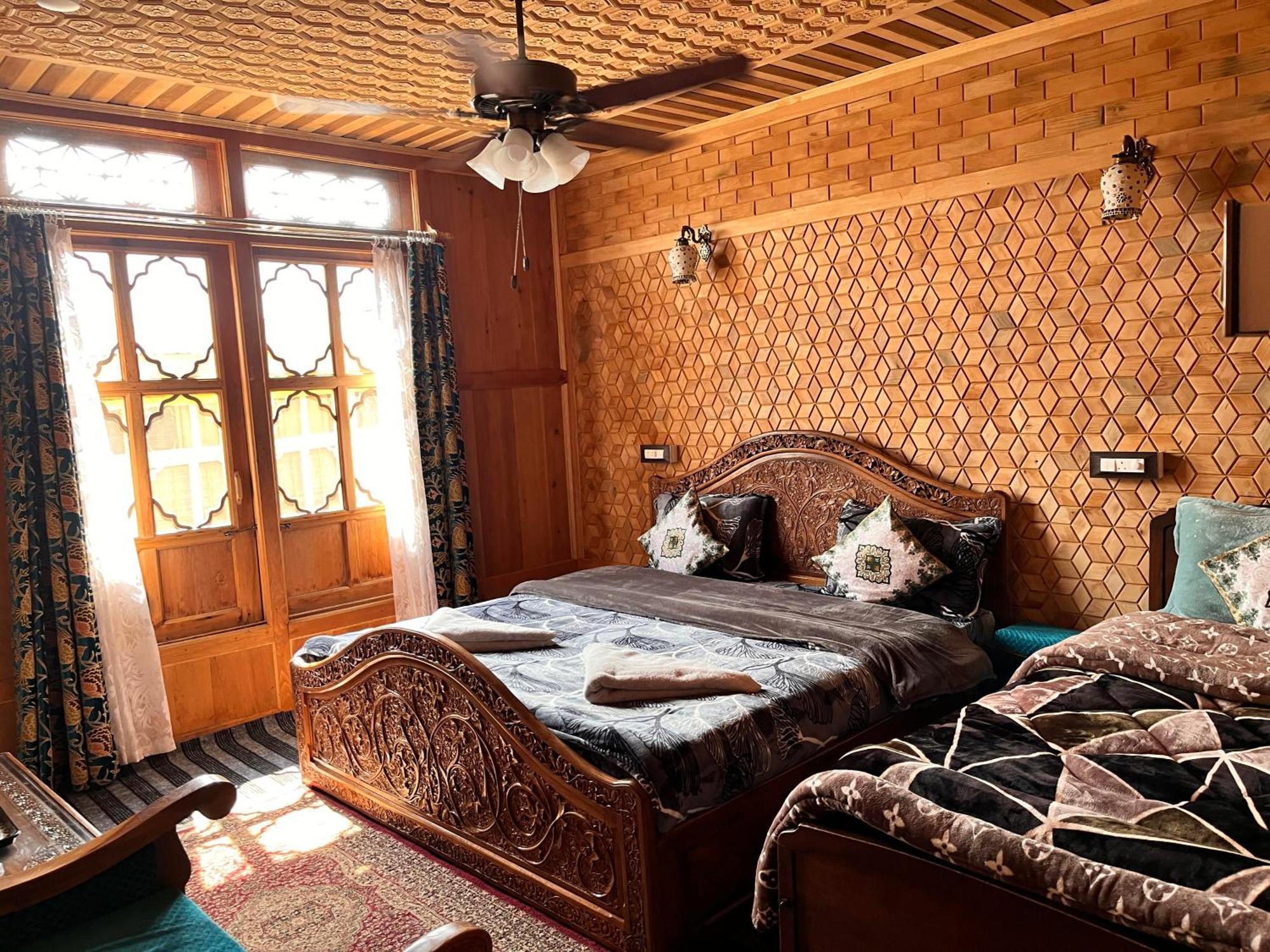 The Heritage Group Of Houseboats Сринагар Экстерьер фото